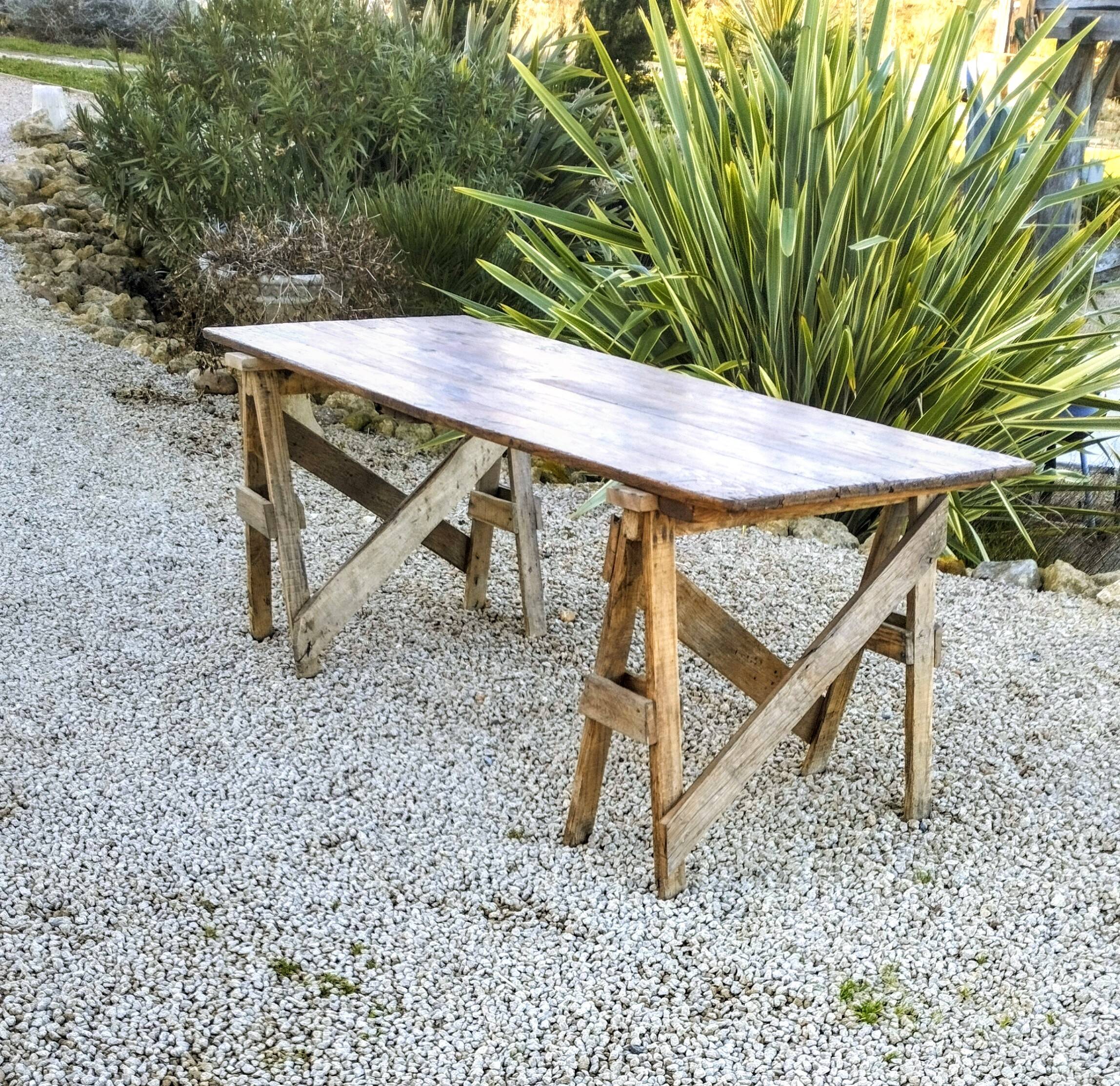 Table de ferme rustique patinée sur de lourds tréteaux