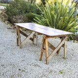Table de ferme rustique patinée sur de lourds tréteaux