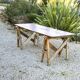 Table de ferme rustique patinée sur de lourds tréteaux