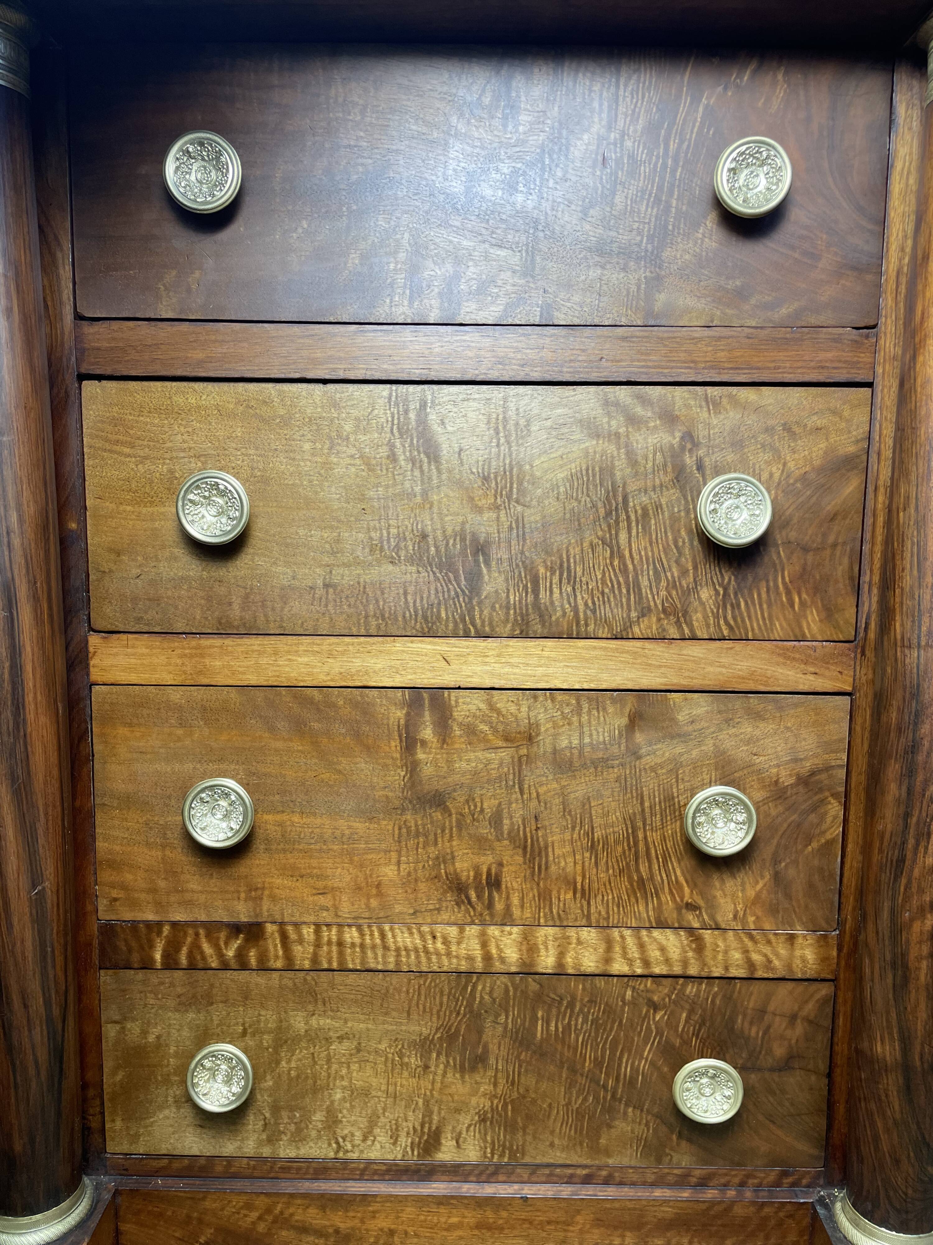 Chiffonnier époque Empire en noyer