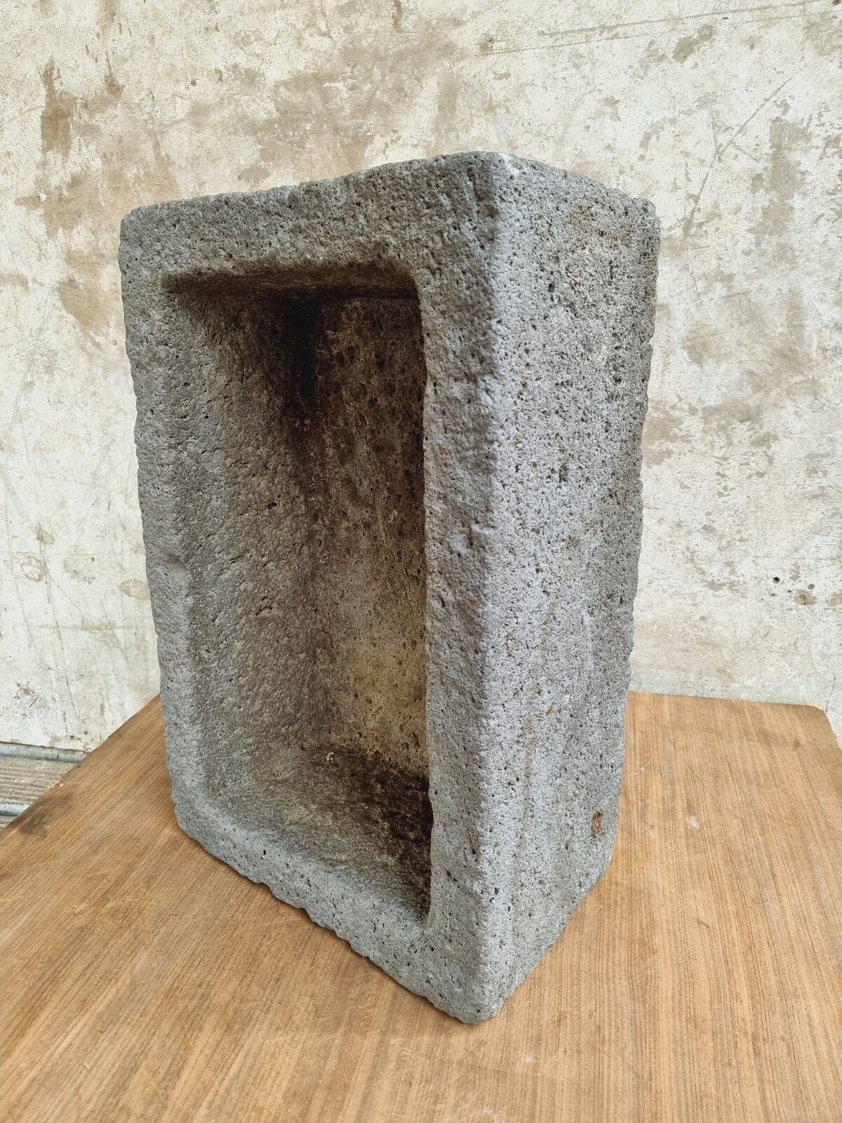 Auge en pierre lavabo antique français