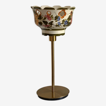 Lampe à poser avec un abat jour ancien en faïence (motifs fleurs) et un pied doré