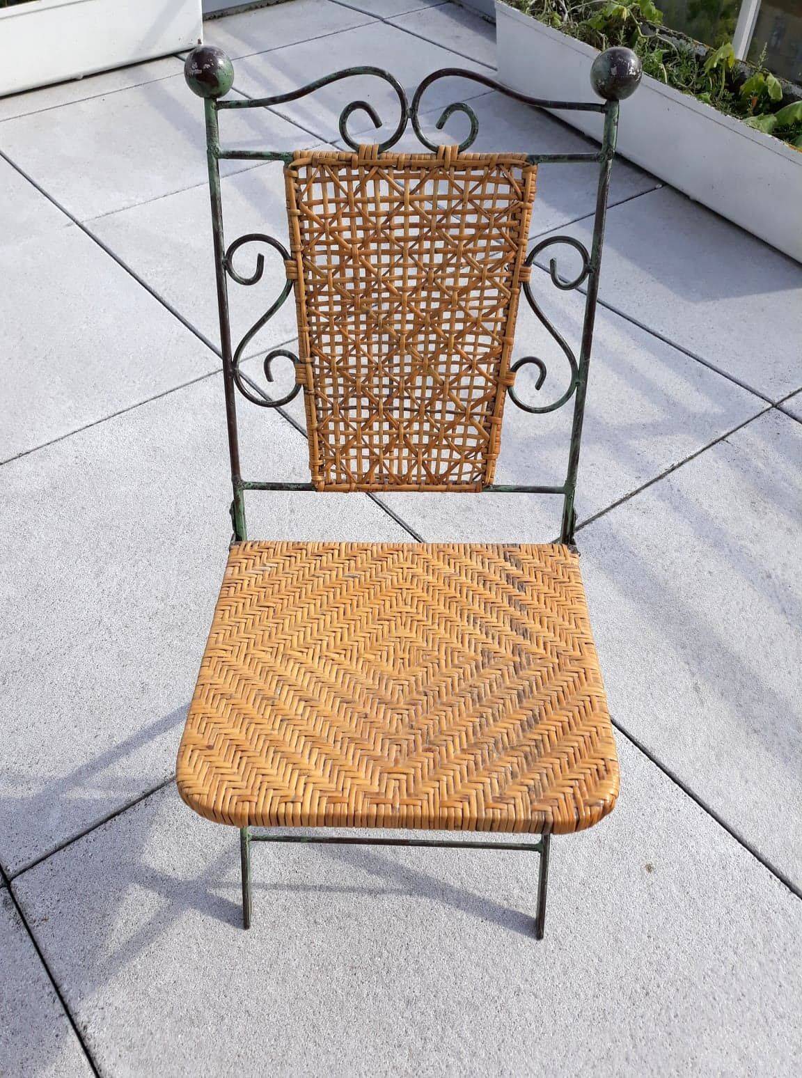 Paire de chaises pliables en fer forgé et rotin.