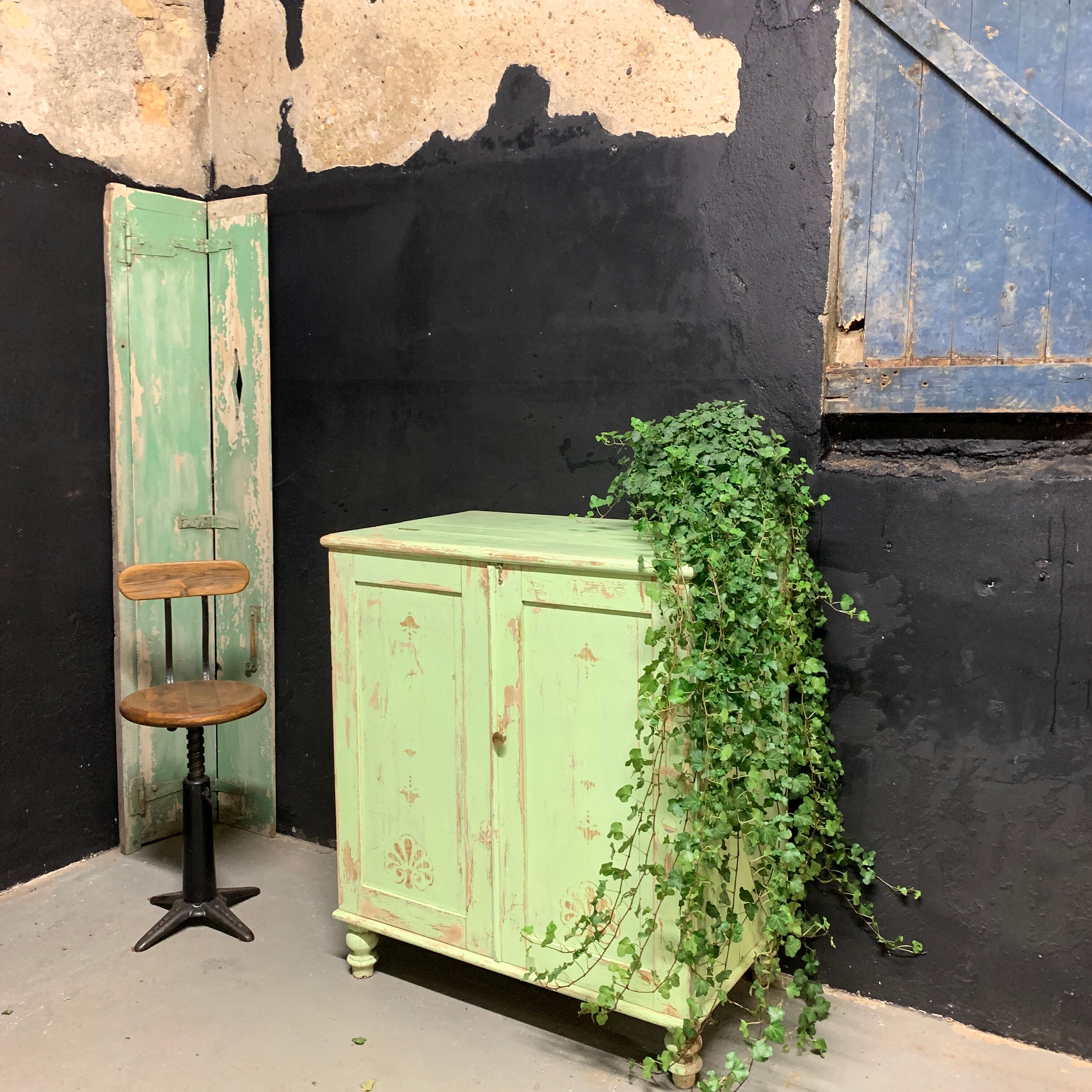 Skated green country buffet