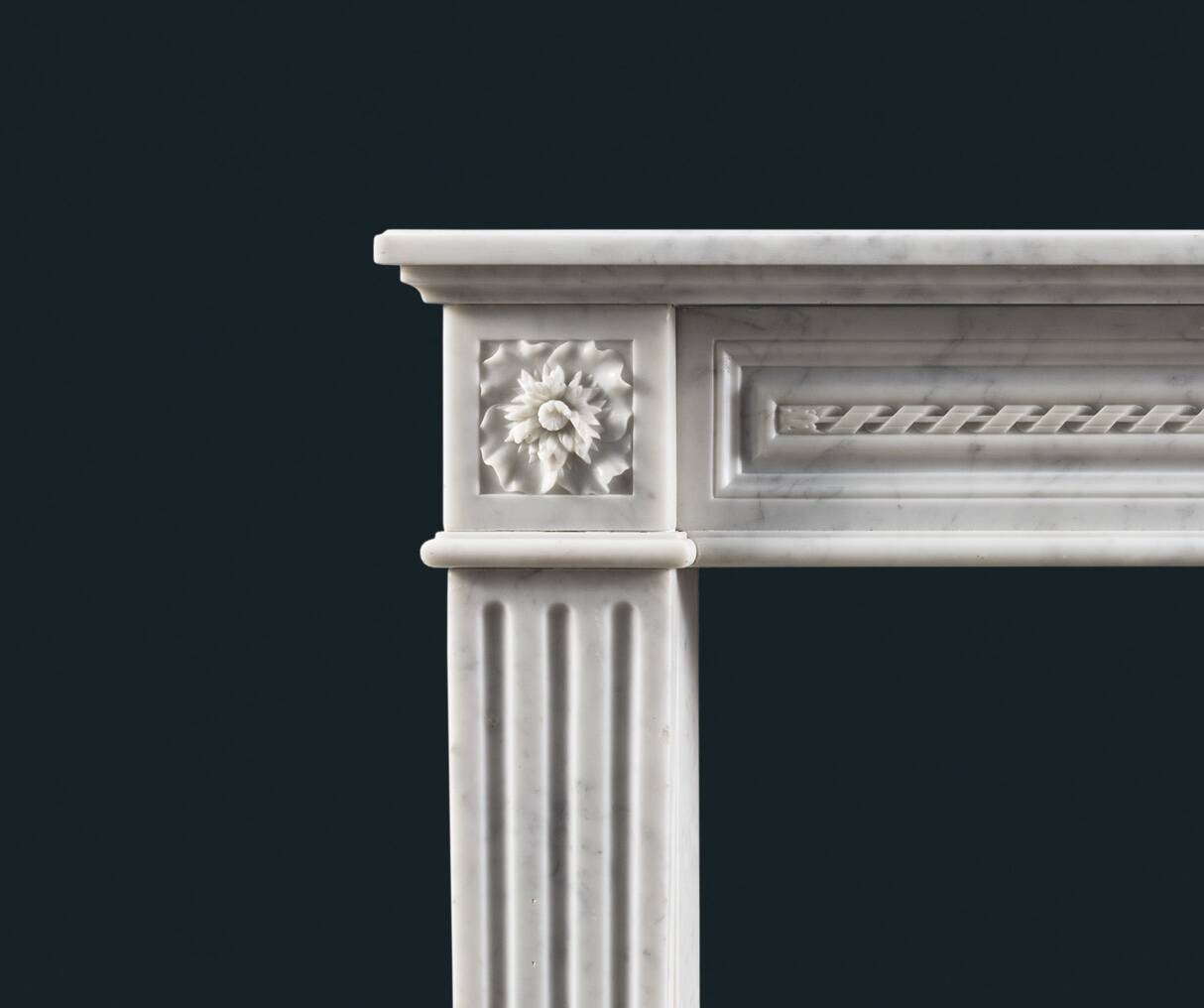 Cheminée en marbre de Carrare de style Louis XVI