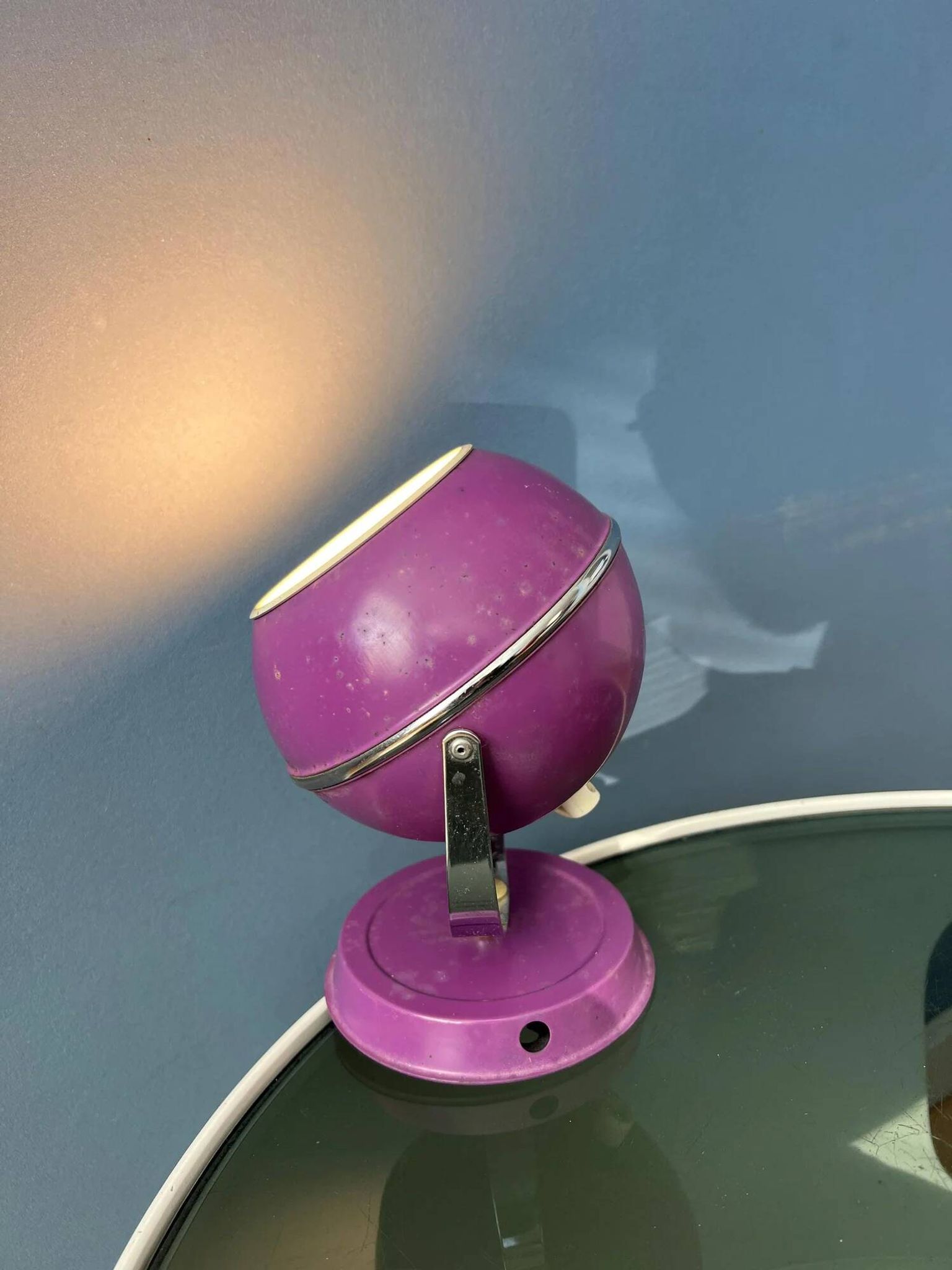 Lampe de bureau vintage violette en forme de globe oculaire de l'ère spatiale