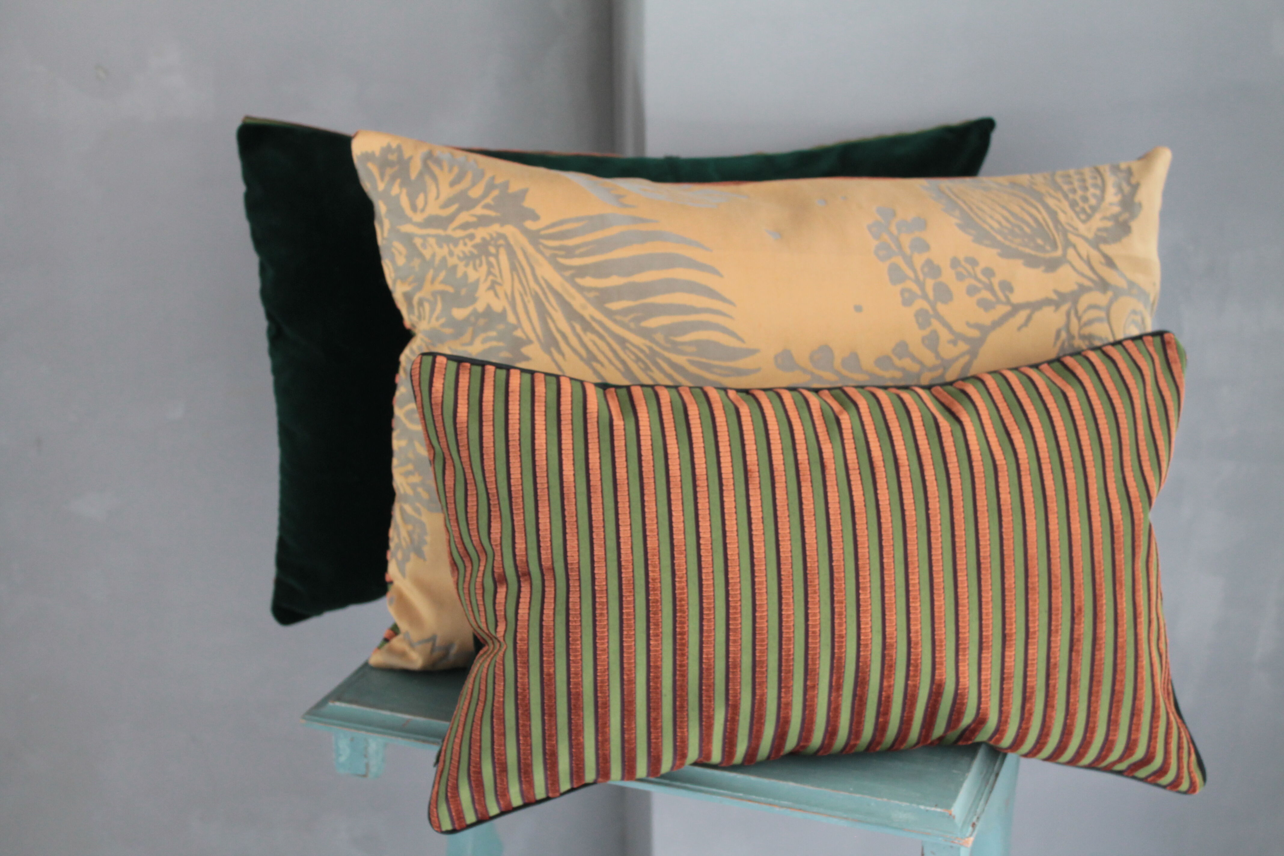 Coussin vert et or en velours d'ameublement d'éditeur 30 x 50 cm