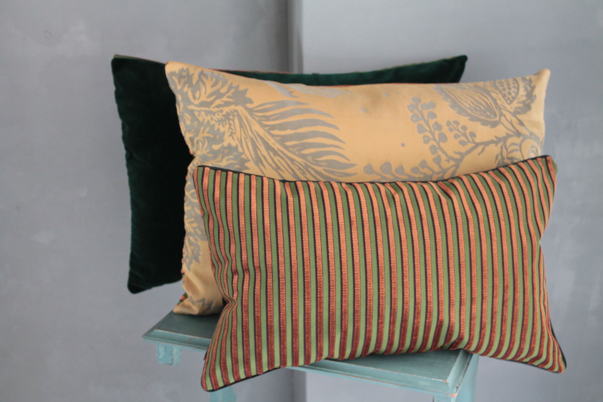 Coussin vert et or en velours d'ameublement d'éditeur 30 x 50 cm