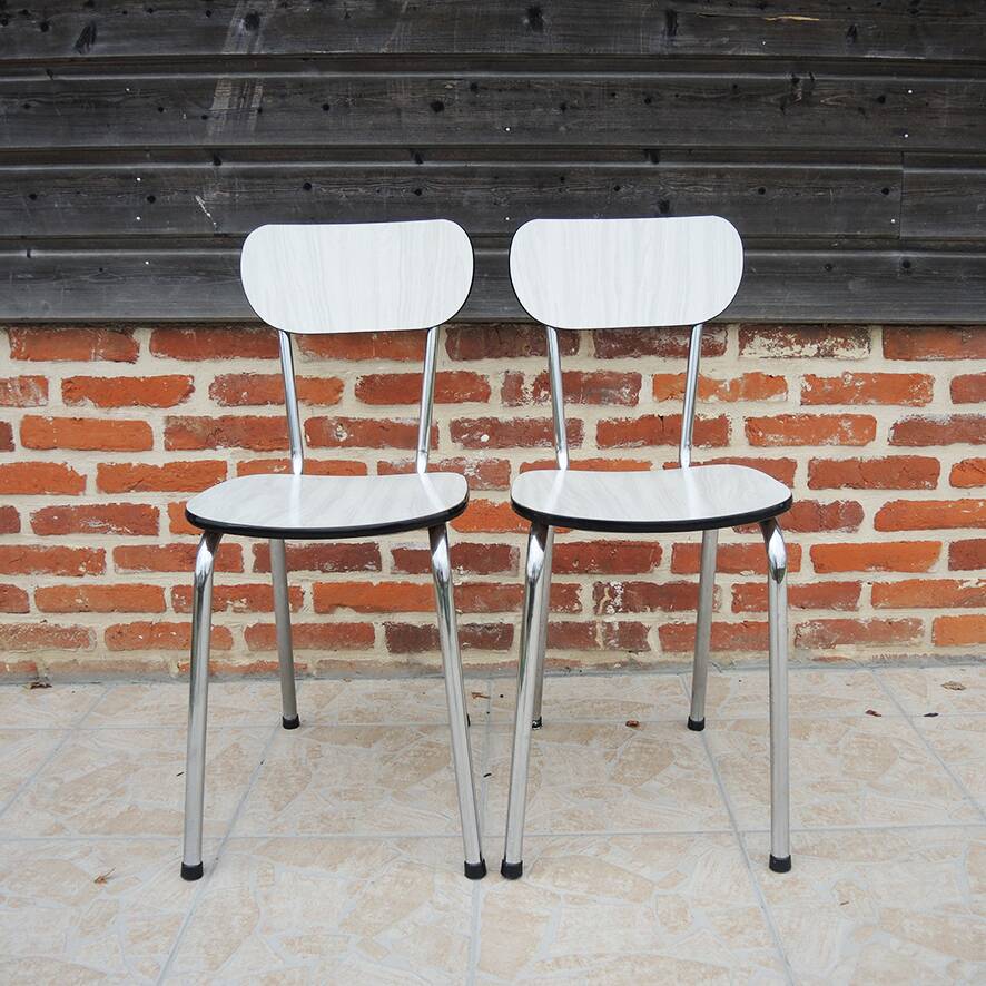 2 anciennes chaises en formica blanc
