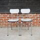 2 anciennes chaises en formica blanc