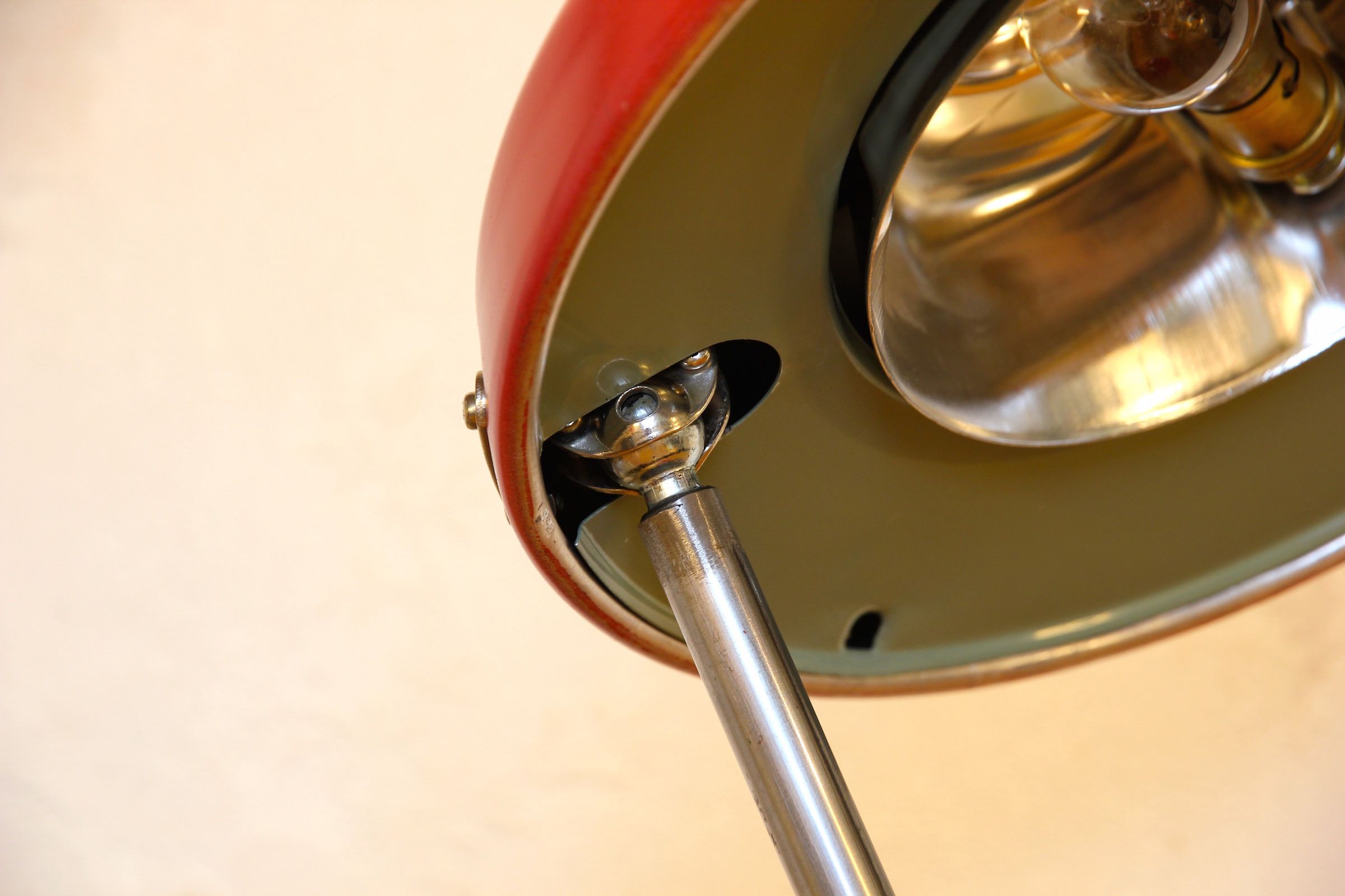Carmine red saucer/UFO articulated years 50/60 desk lamp