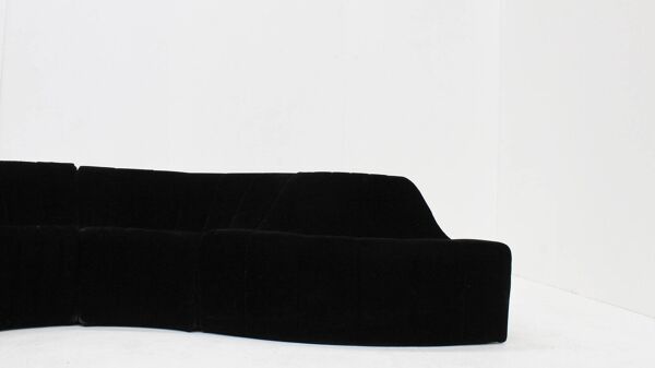 Kwok Hoi Chan pour le canapé courbé modulaire chromatique Steiner des années 1970.