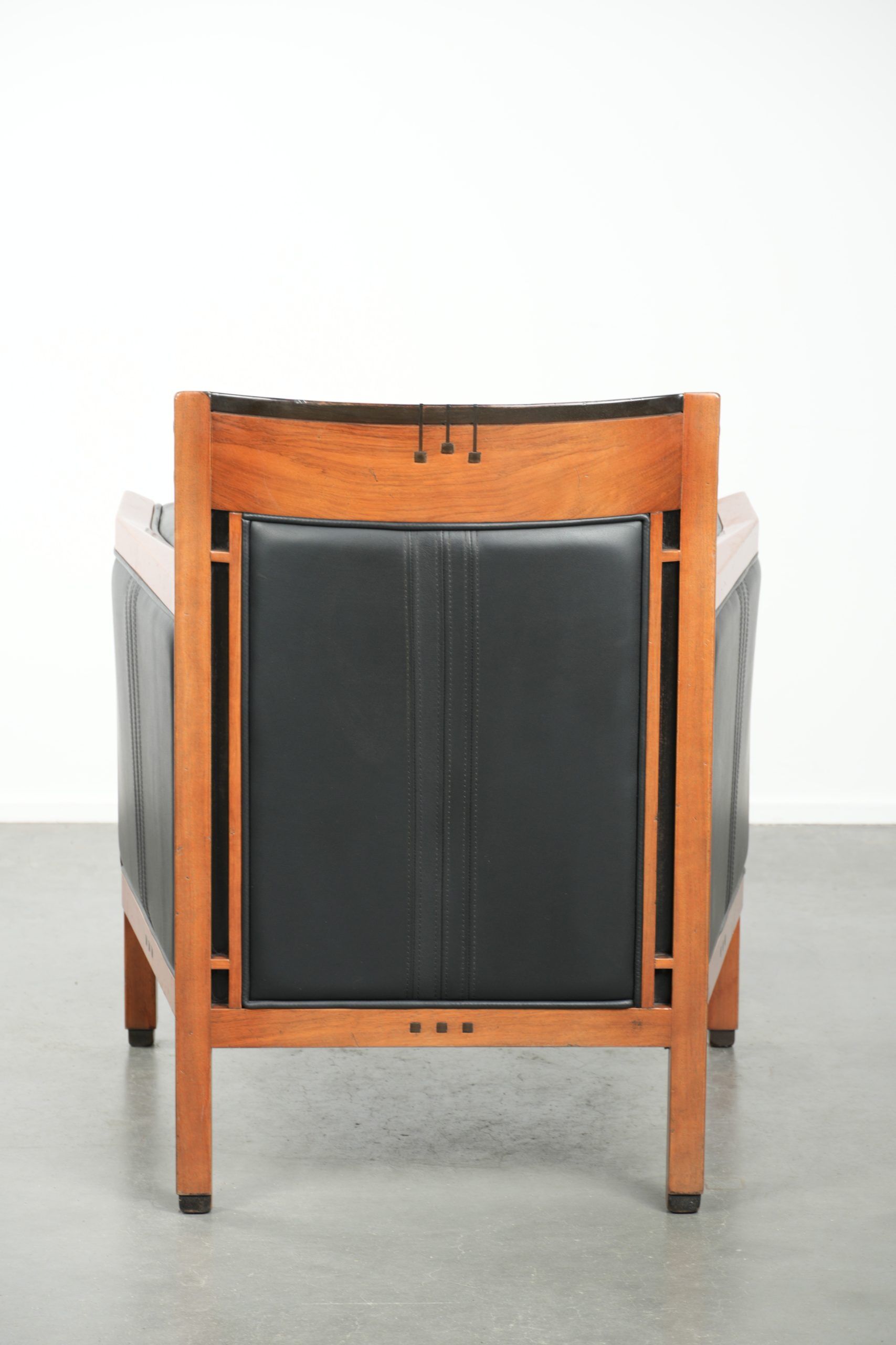 Fauteuil en cuir noir de style Art Déco en bon état.