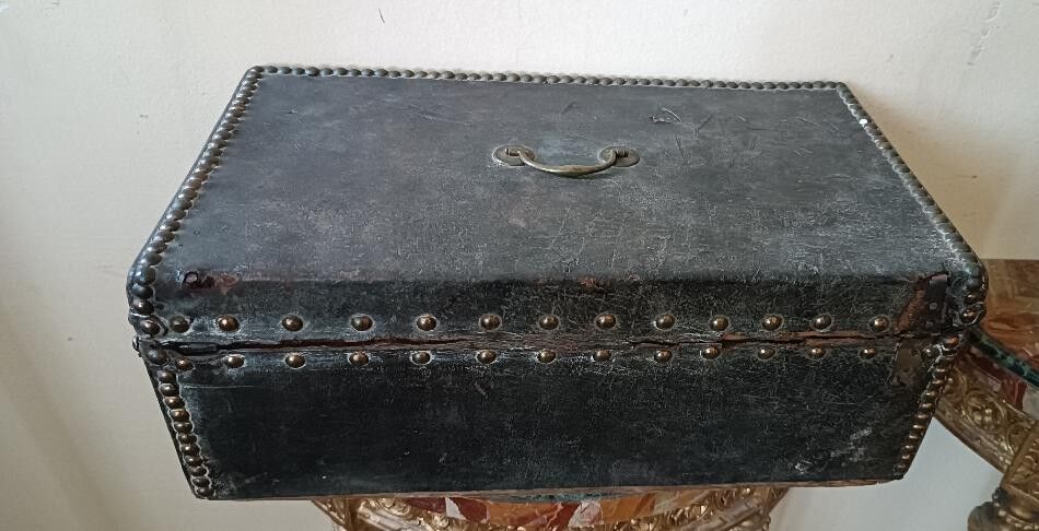 Box, trunk, covered in leather and adorned with metal inserts. 17th century.