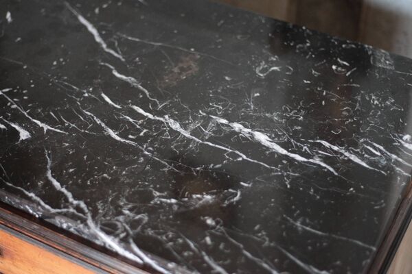 Commode bois et marbre noir 3 tiroirs, meuble de rangement bois ancien