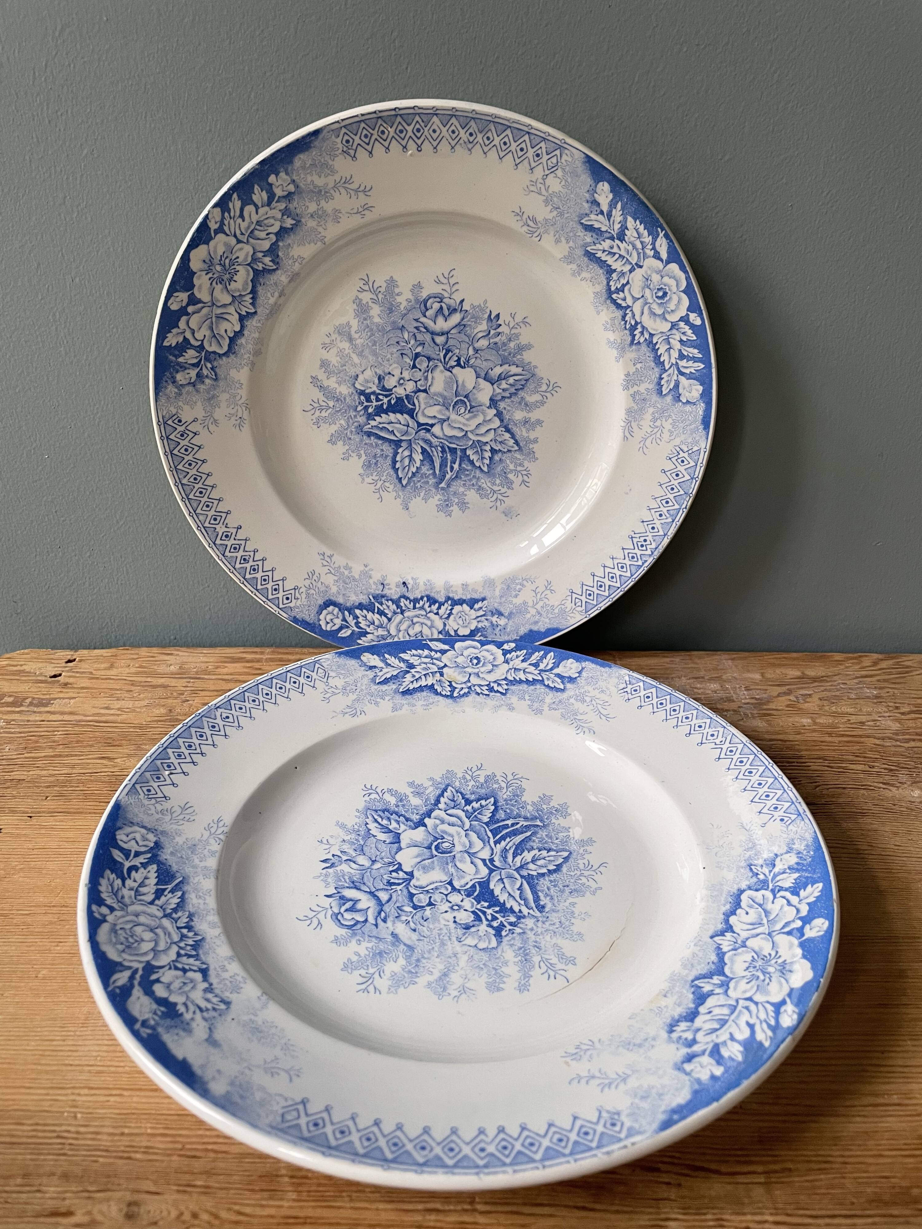 Set of 2 flat plates St Amand and Hamage, Model Planter