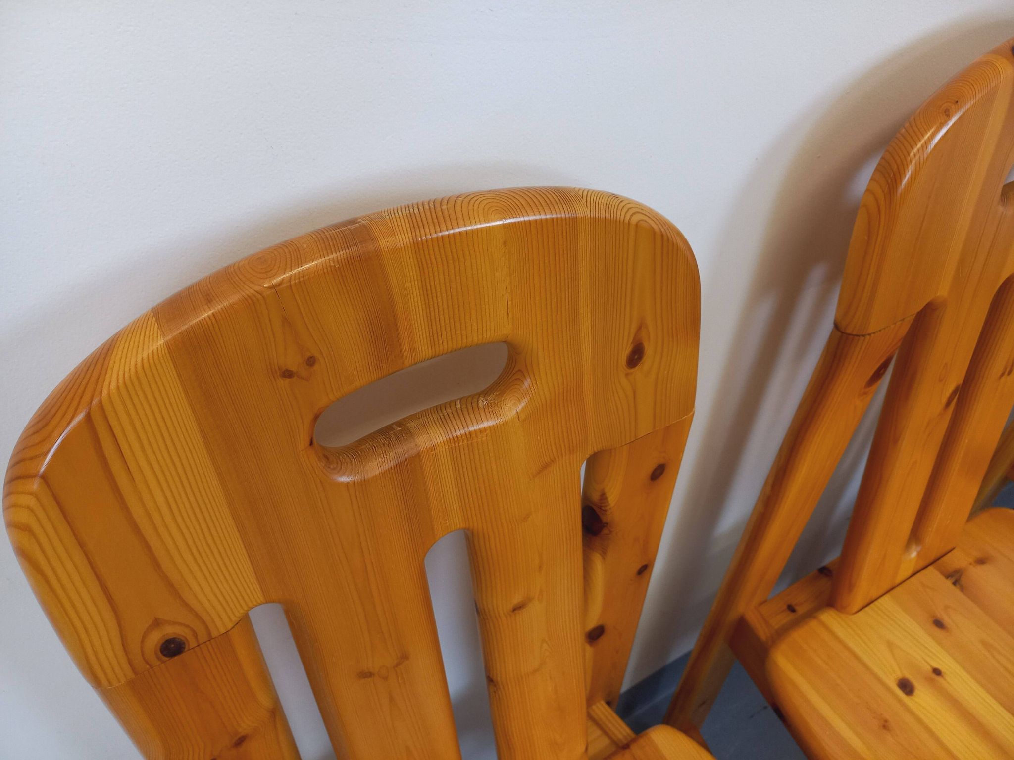 Suite de 4 chaises vintage en pin des années 70 80