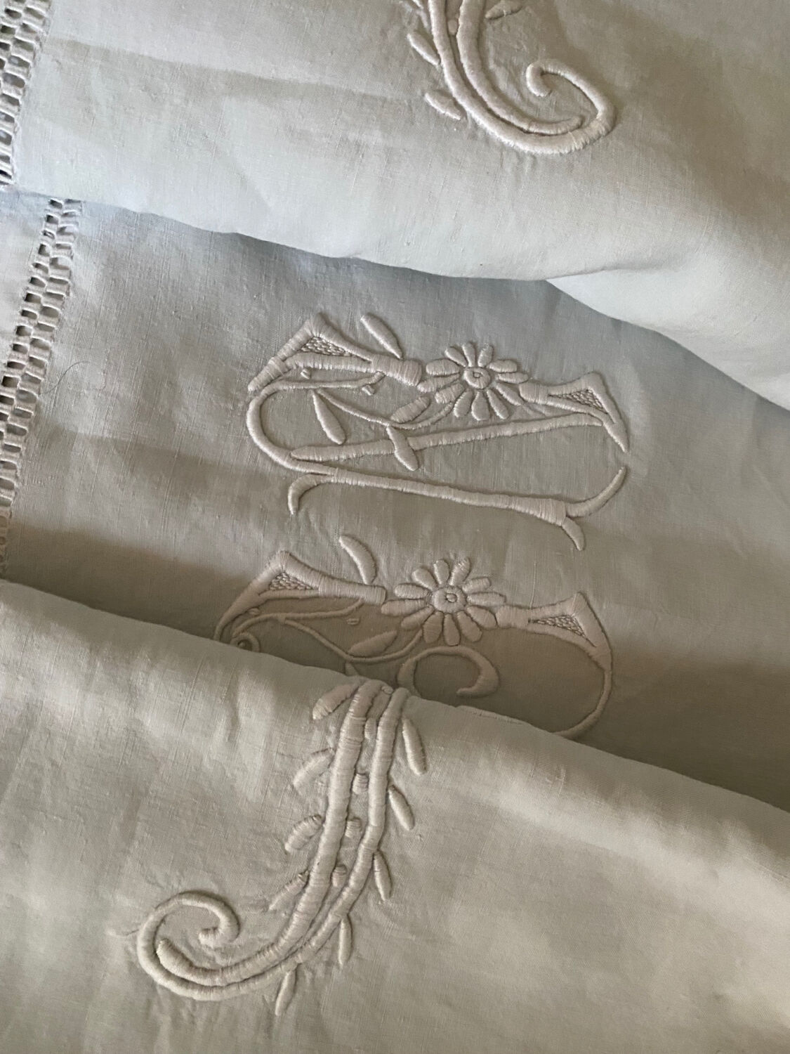 Drap ancien en fil de coton monogramme et brodé .