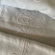 Drap ancien en fil de coton monogramme et brodé .
