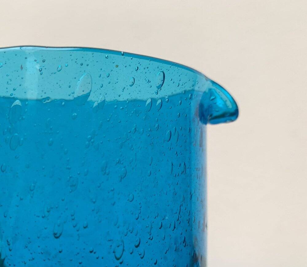 Broc en verre bleu fait main du milieu du siècle, années 1960