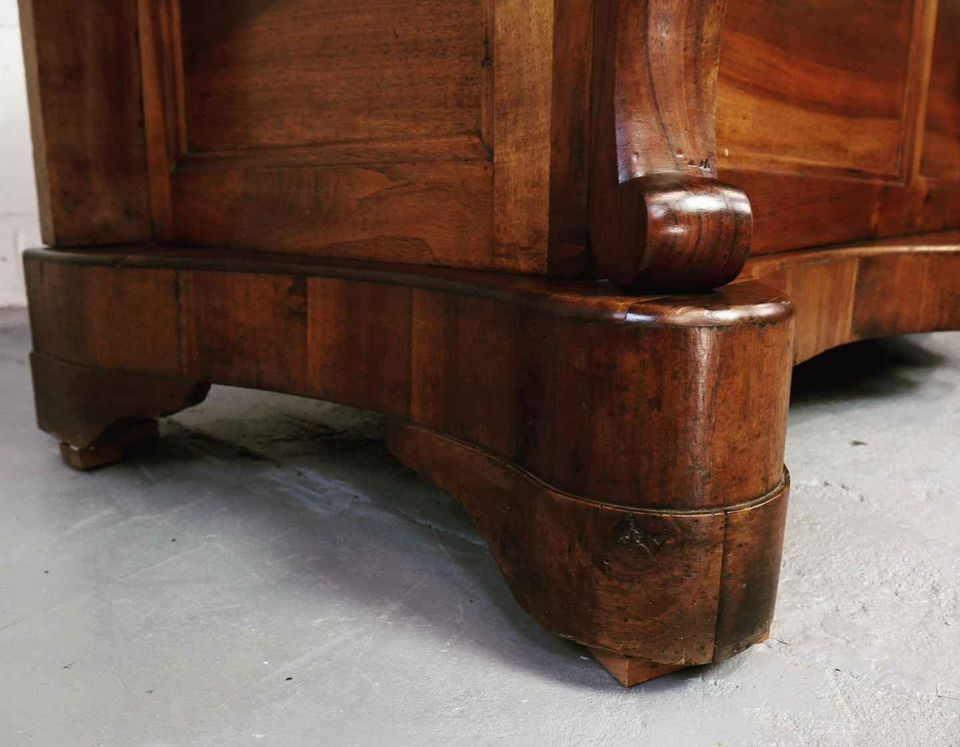 Comptoir de magasin du 19ème siècle en acajou et placage de bois de loupe avec dessus en marbre