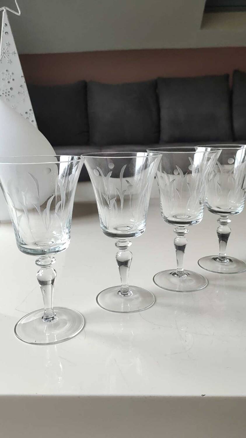Set of 8 glasses with flared neck, in crystal. With frosted plant decoration. Height 16 cm