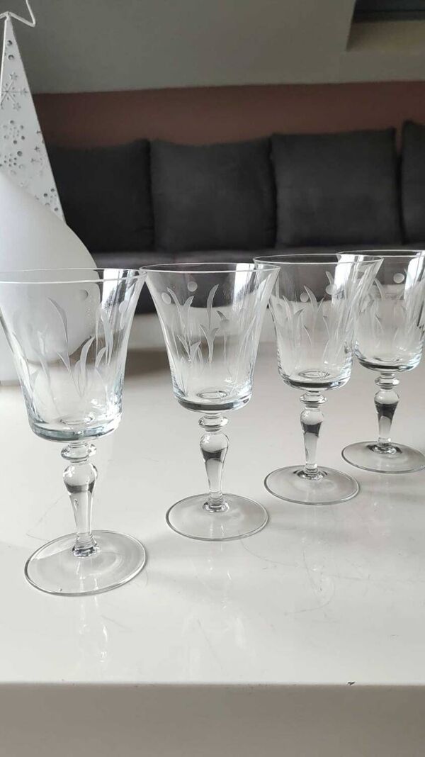 Lot 8 Verres à col évasé, en cristallin. A Décor végétal dépoli. Haut 16 cm