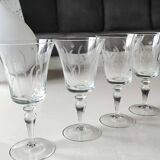 Lot 8 Verres à col évasé, en cristallin. A Décor végétal dépoli. Haut 16 cm