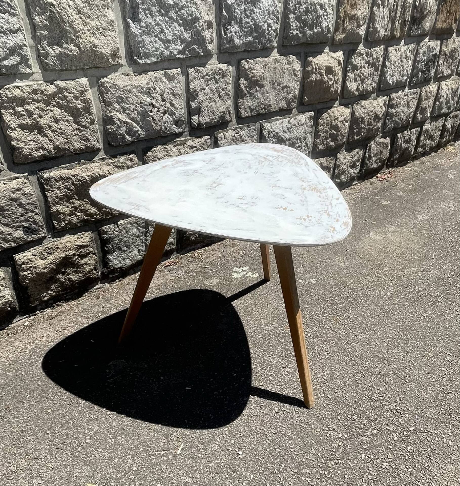 Small Mid-Century Table bas triangulaire