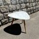 Small Mid-Century Table bas triangulaire