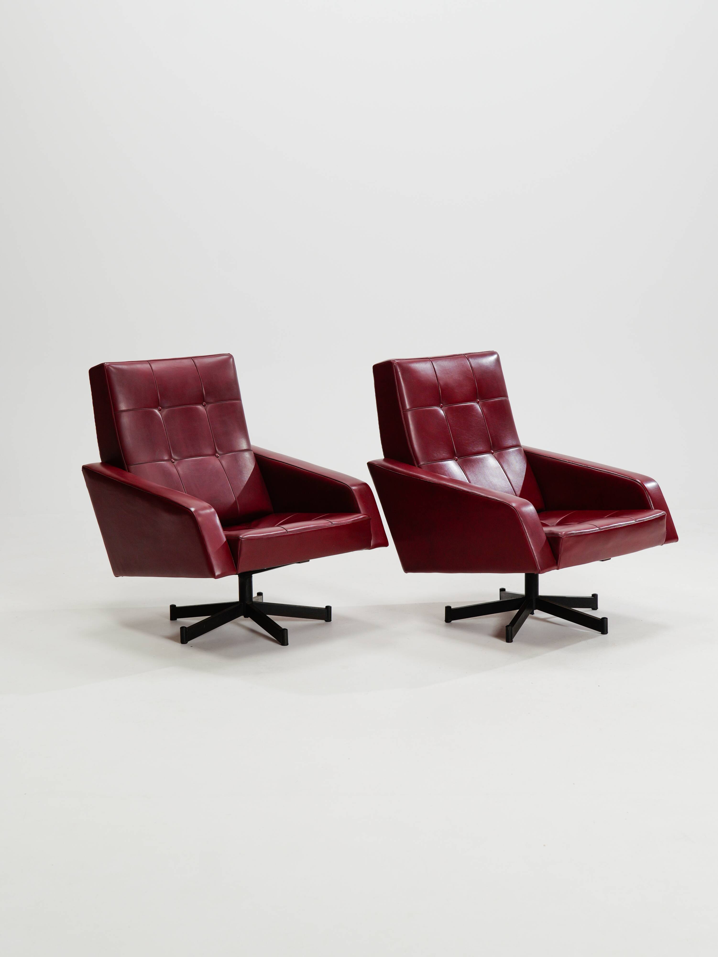 Paire de fauteuils lounge vintage en skai bordeaux, chaises rockabilly des années 50.