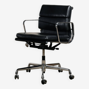 Charles & Ray Eames EA217 Office Chair in Chrome and Black leather, Vitra