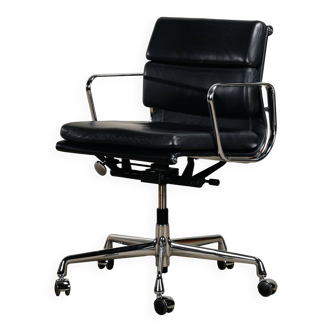 Chaise de bureau Charles & Ray Eames EA217 en chrome et cuir noir, Vitra