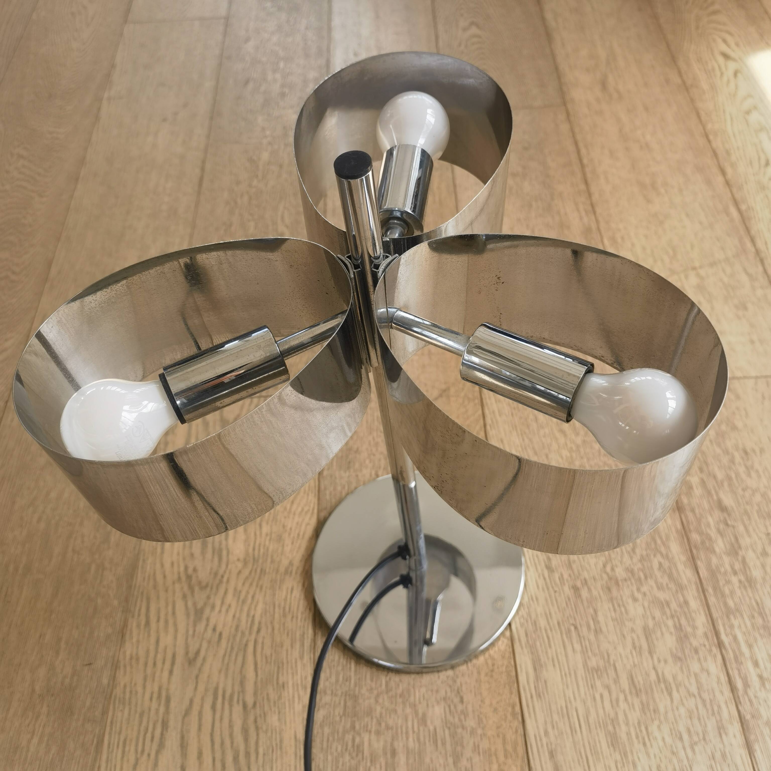 Chromed metal table lamp with 3 lights