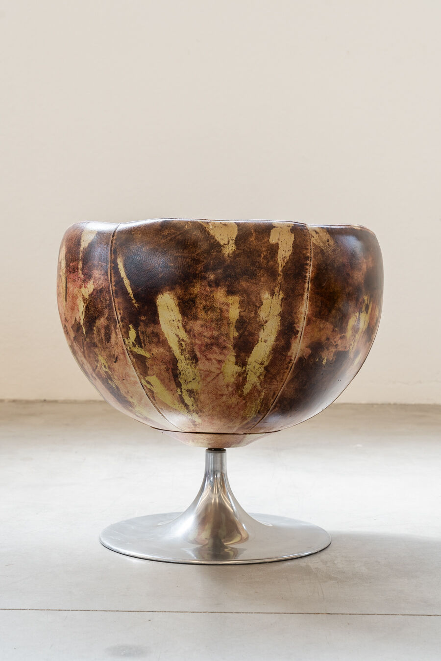 Leather swivel armchairs, early twenty-first century, set of 2