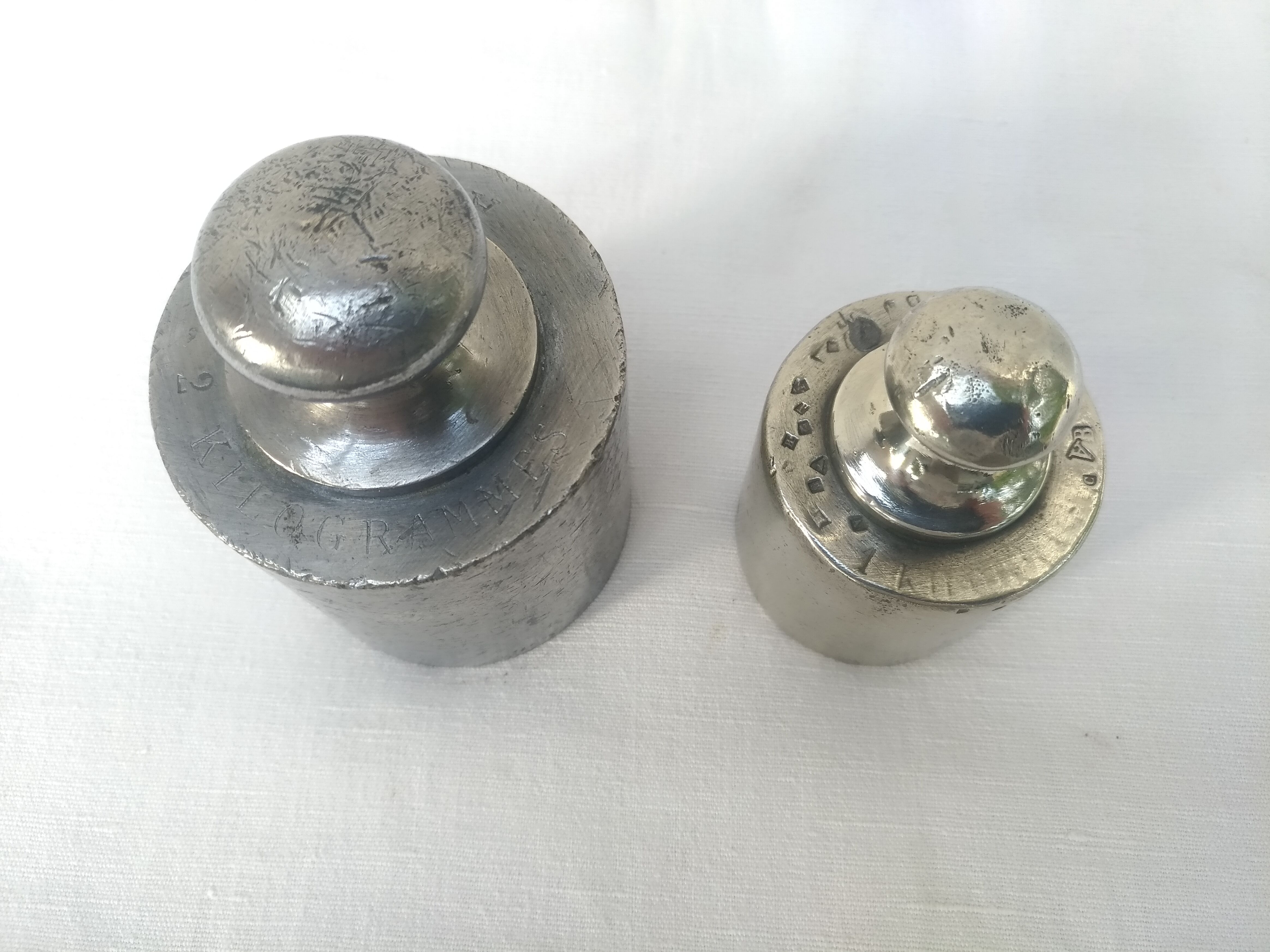 Scale weight of 1 kg and 2 kg