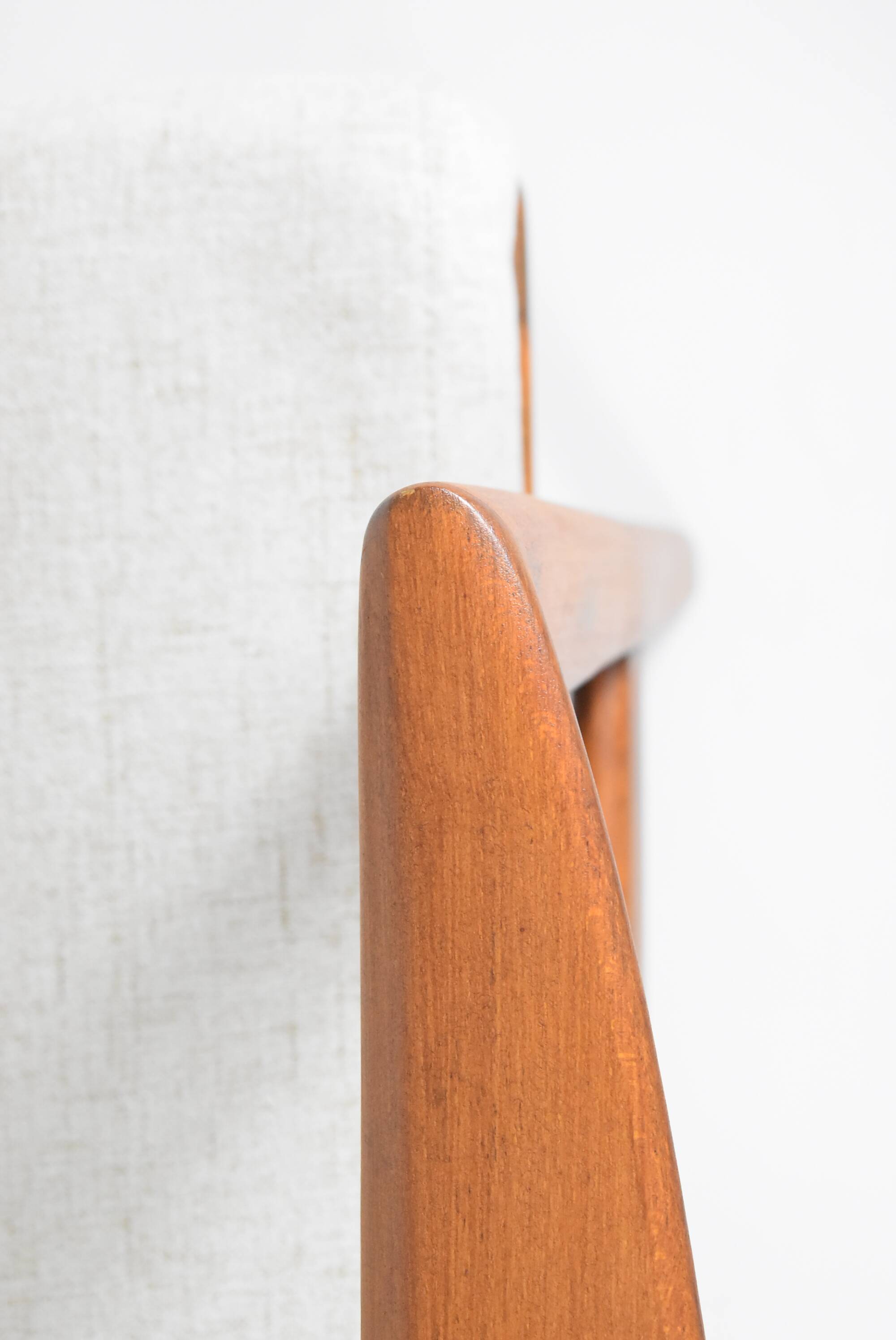 Fauteuil scandinave restauré avec repos-pieds, icône des années 60, tissu marron, teck