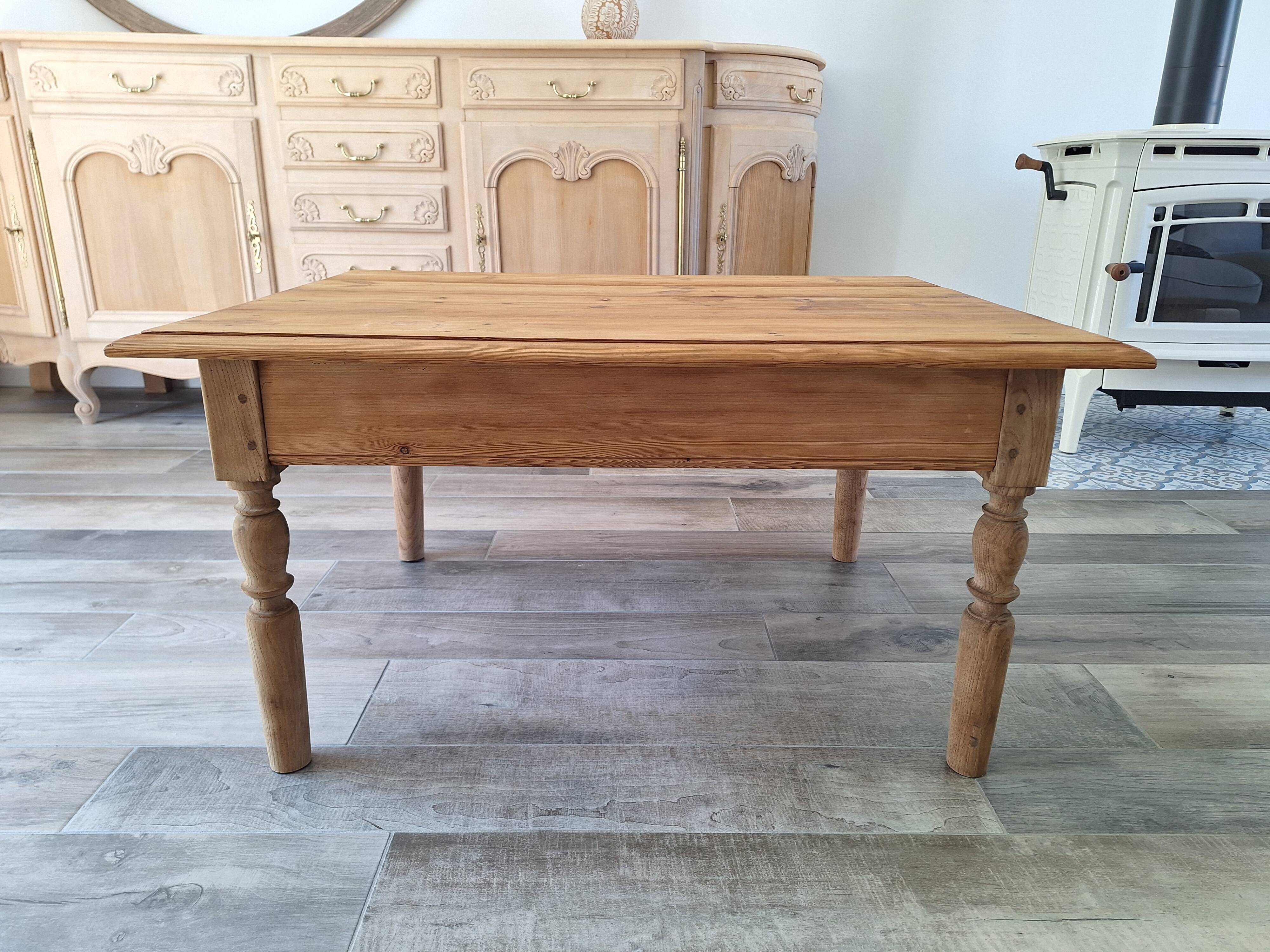 Farmhouse coffee table in solid wood, country style.