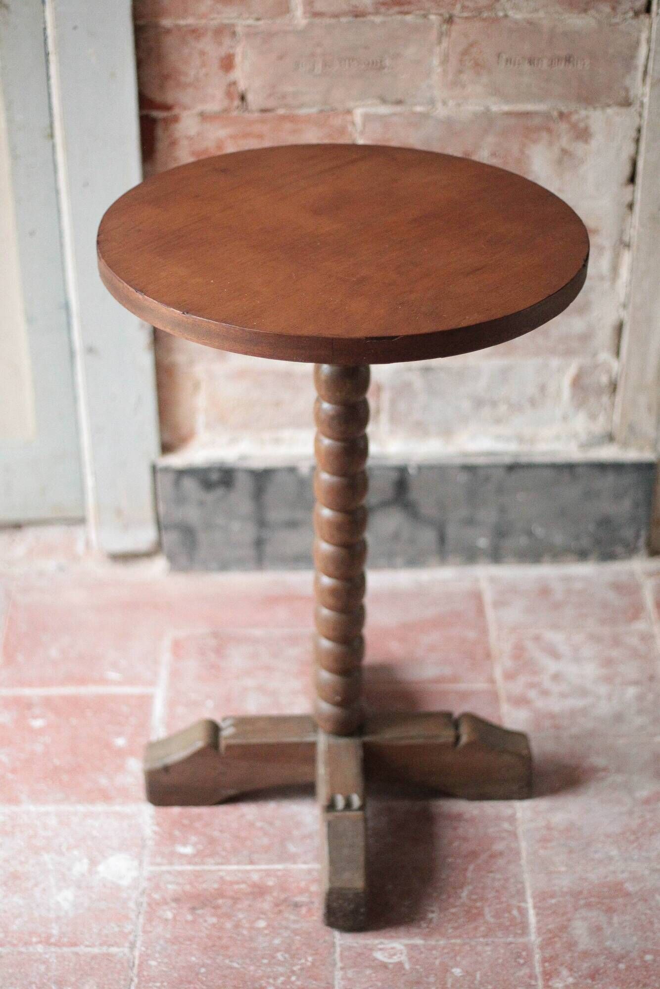 Table d'appoint, guéridon en bois, pied perlé