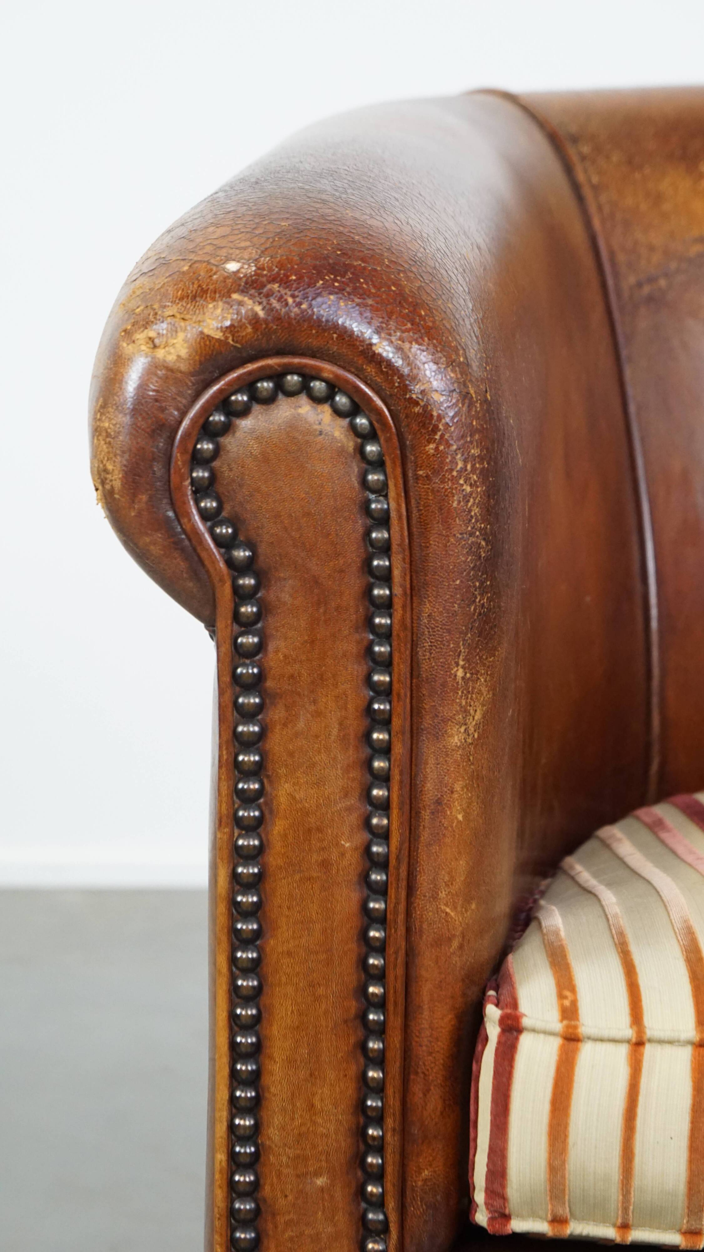 Fauteuil club vintage couleur cognac en cuir de mouton