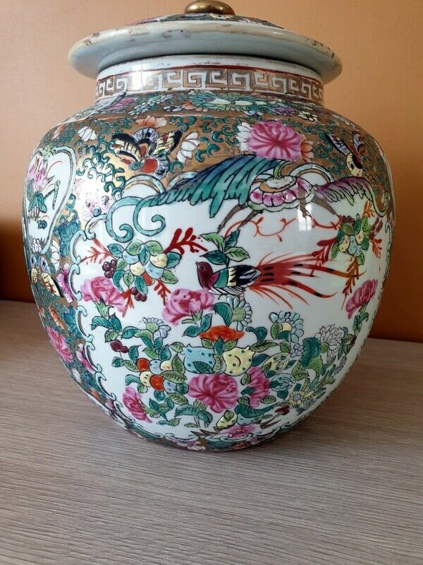 Canton porcelain pot
