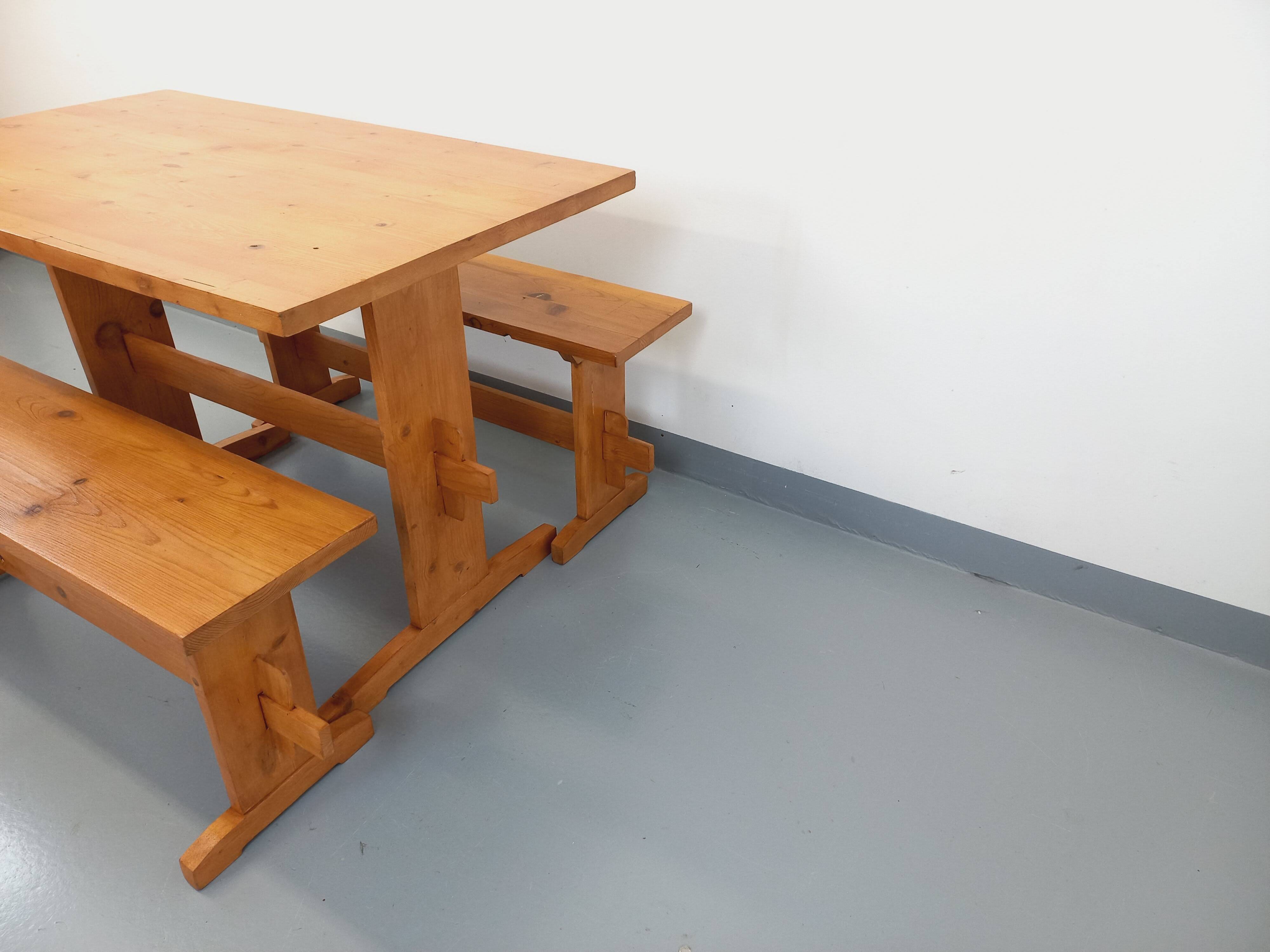 Suite of a table and 2 vintage fir benches from the 60s