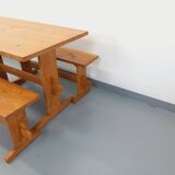 Suite d’une table et de 2 bancs en sapin, années 60