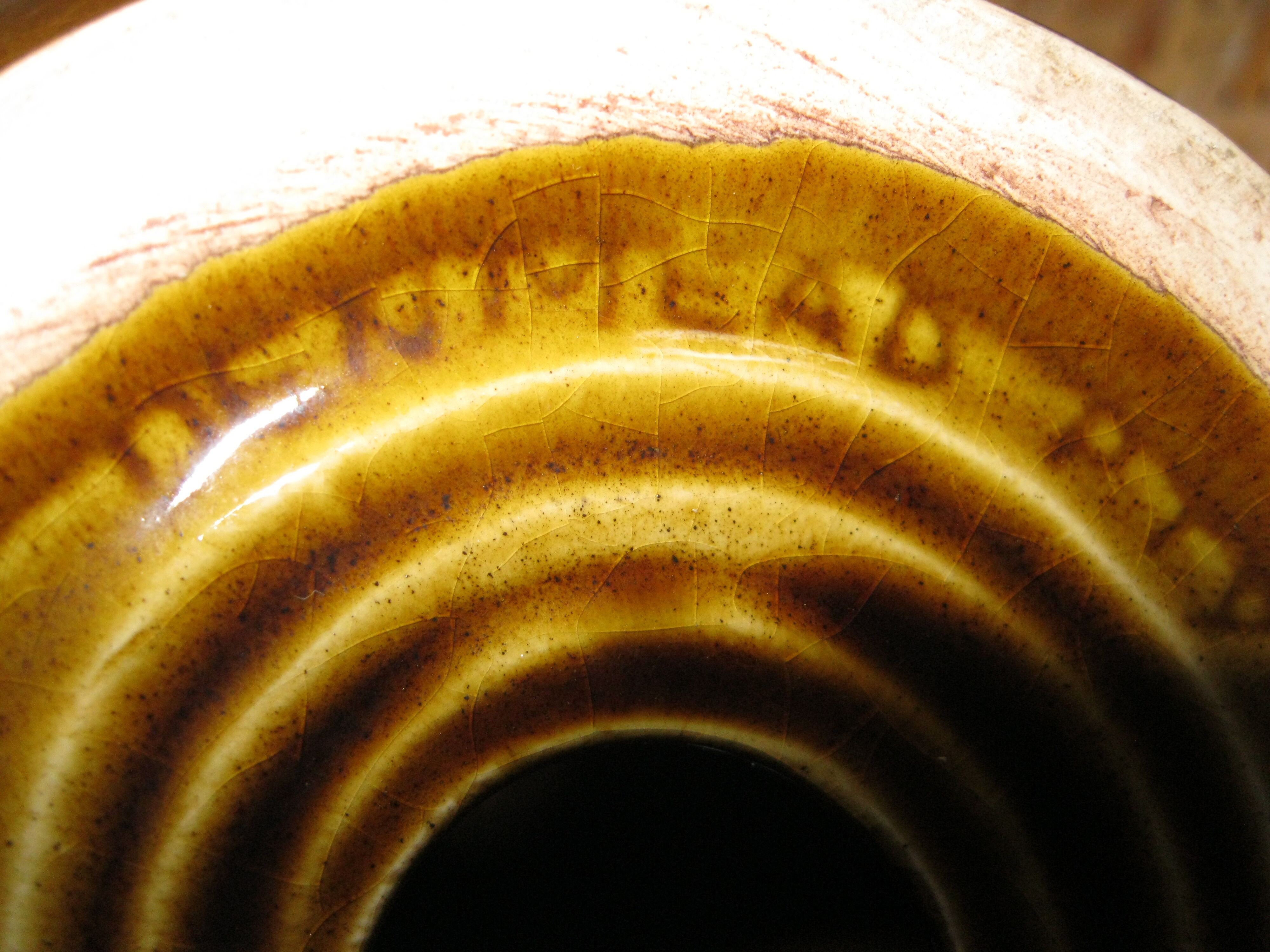 Enamelled ceramic lamp base