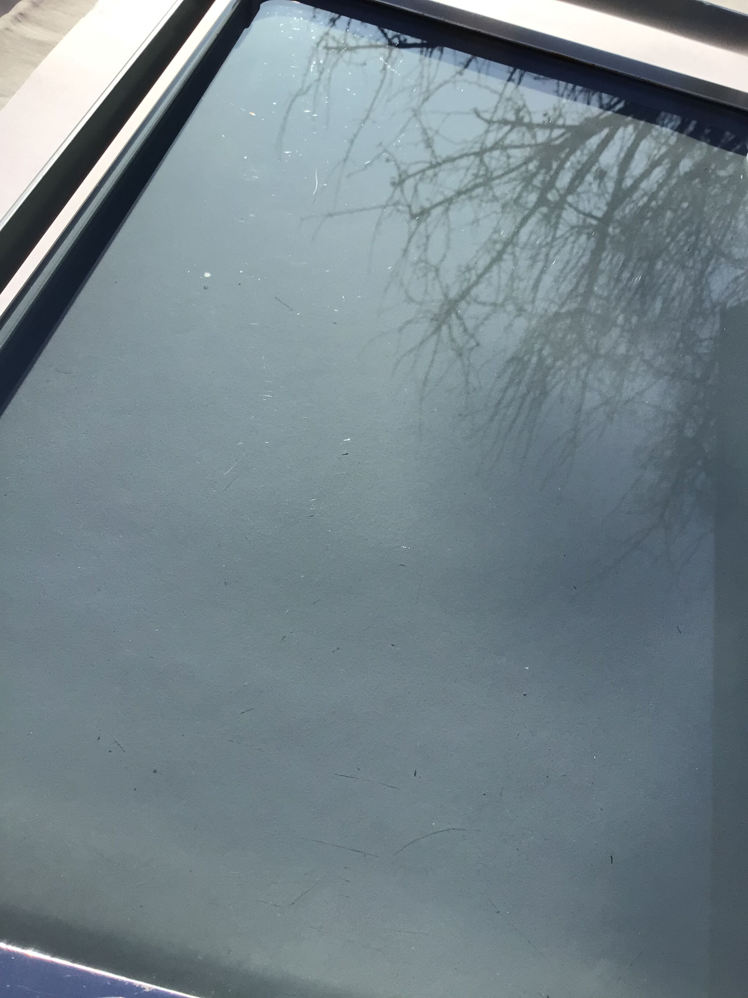 Plateau moderniste aluminium et verre fumé gris