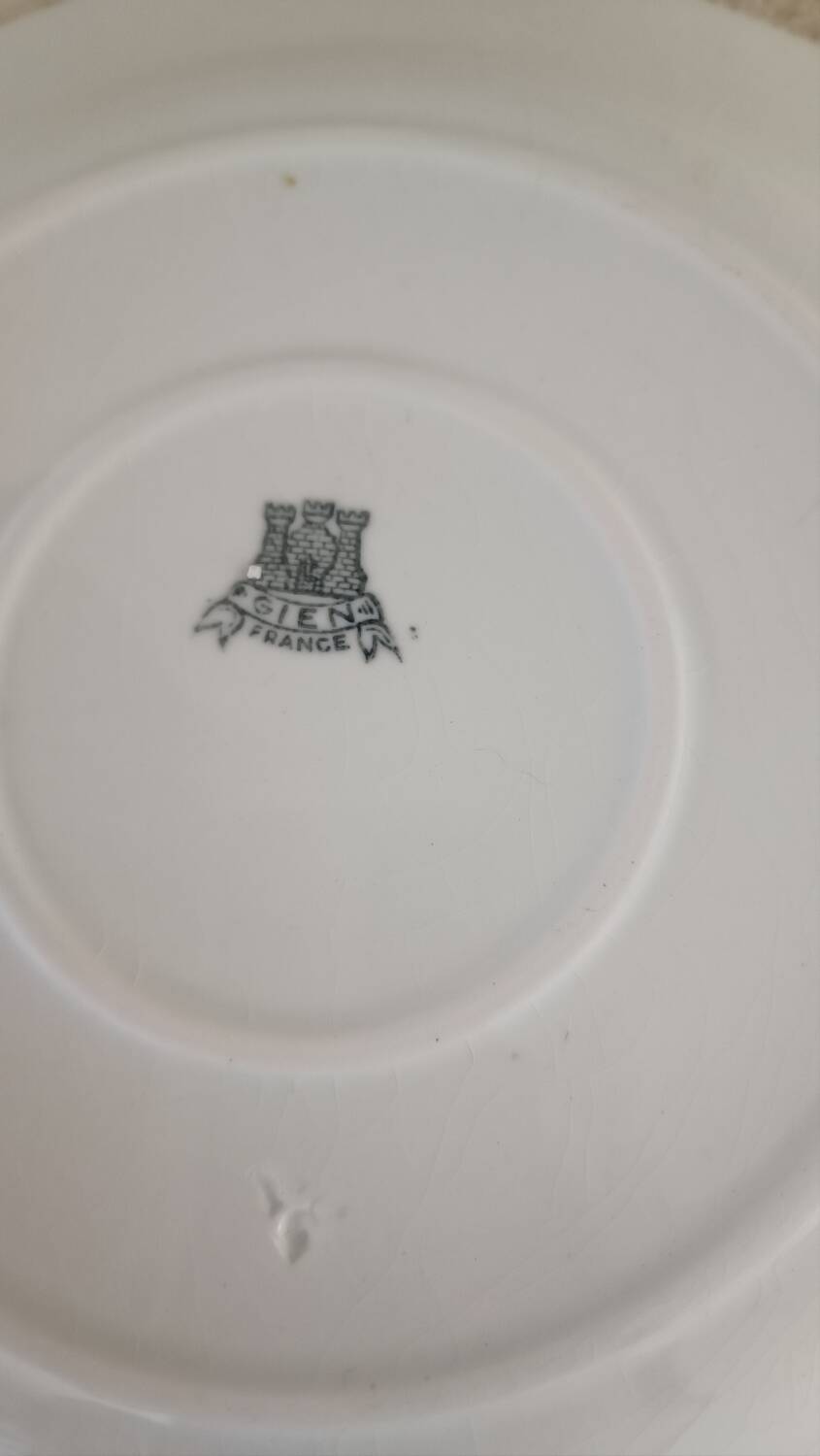 Round Gien dish, late 19th century