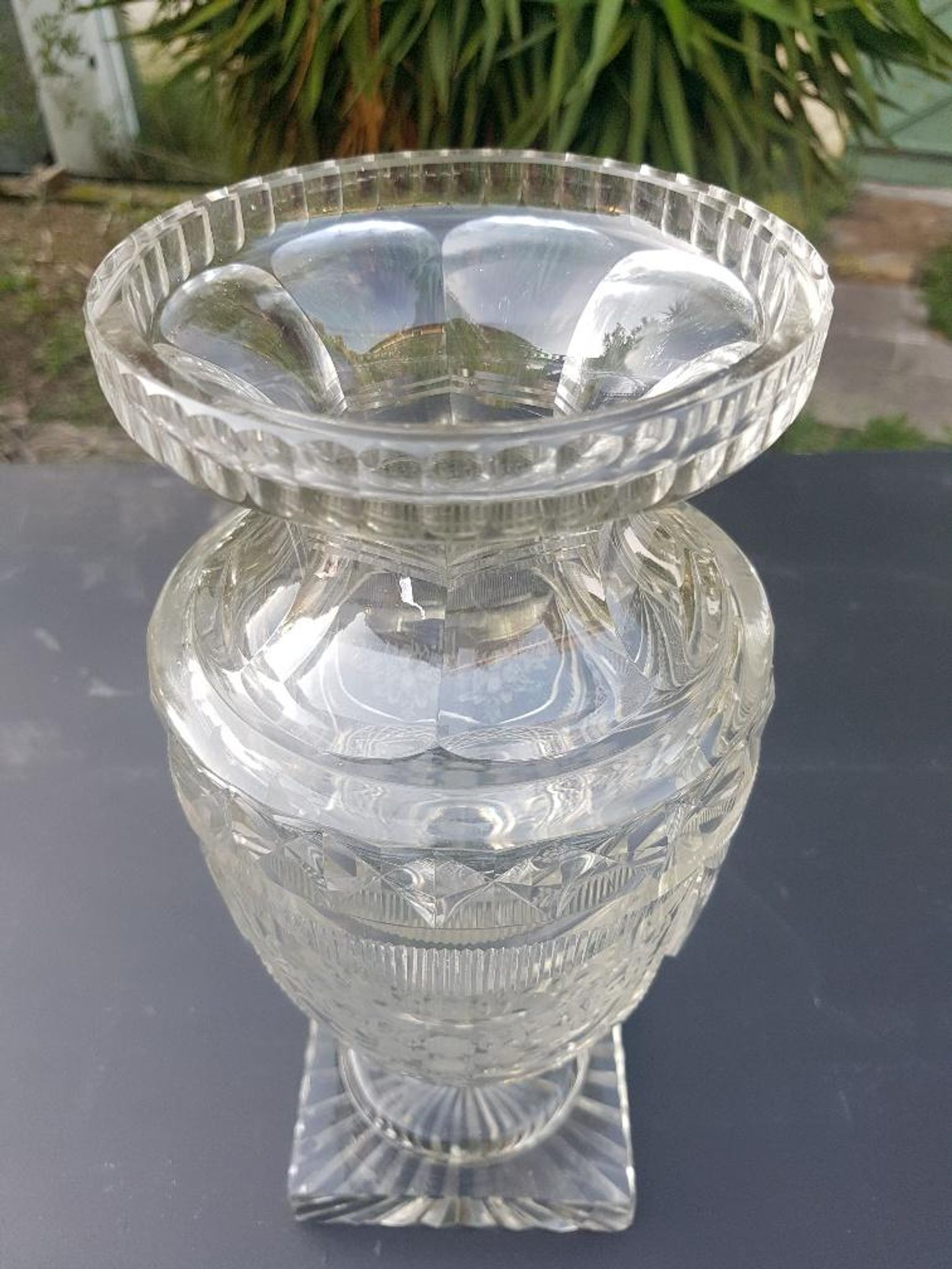 Vase cristal taillé forme Médicis