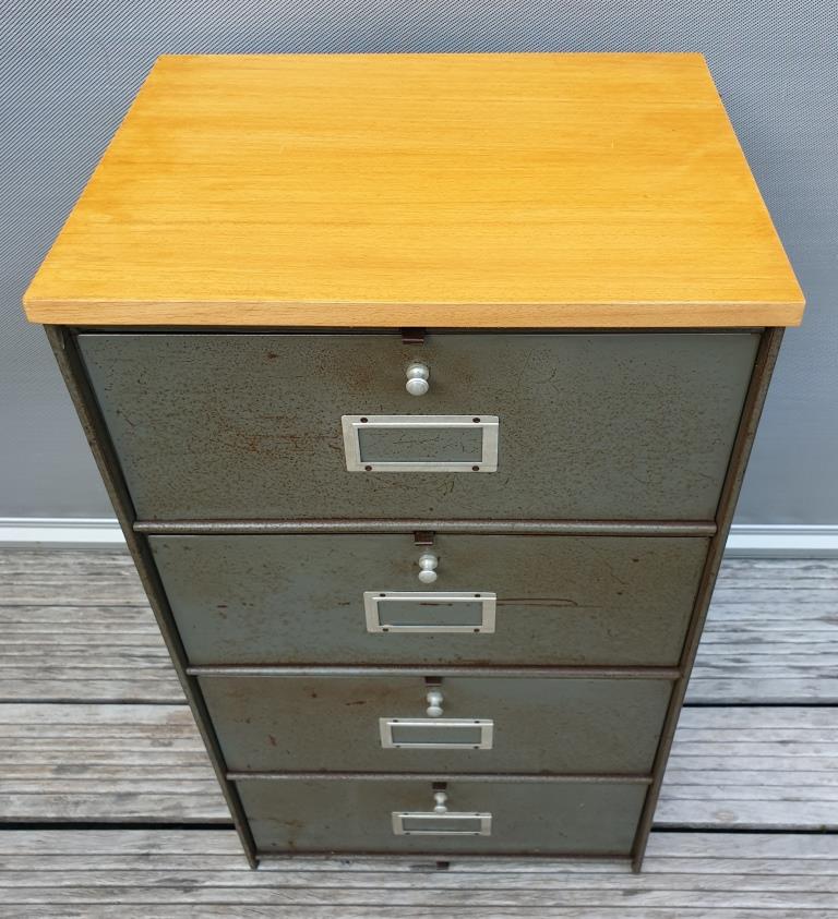 Column 4 grey roneo flappers