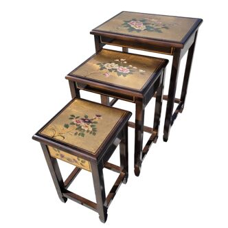 Suite de 3 tables gigognes laquées asiatiques