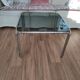 Table basse piètement chromé et plateau en verre fumé noir